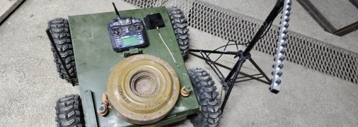 Сюрприз для ворога: волонтери створили наземний дрон для мінування ворожих позицій