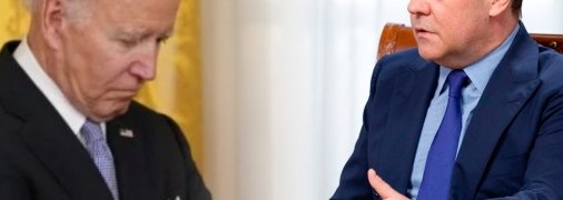 Медведев "похвалил" Байдена