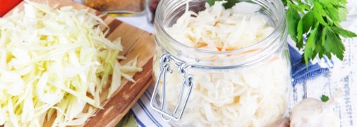 Как квасить капусту в банке: 3 пошаговых рецепта