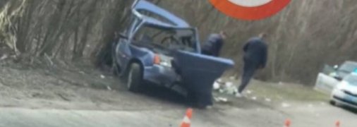 Под Киевом произошла авария с двойным переворотом: двух человек зажало в авто (фото)