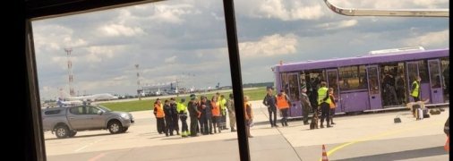 "Мы видели истребитель, а потом нас держали взаперти 6 часов": пассажиры рейса Ryanair рассказали о пережитом в Беларуси (видео)