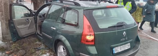 После столкновения с пешеходами авто протаранило дорожный знак, дерево и электроопору