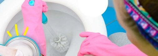 Даже при регулярной чистке унитаза пятна известкового налета могут закрепиться
