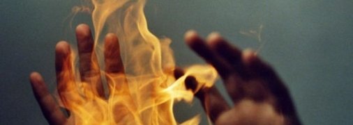 Парень поджег свою беременную подругу прямо на глазах у ребенка: выяснились новые детали