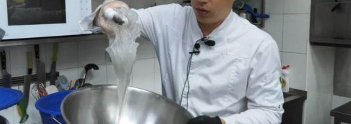 Медуз в море так много, что их начали... есть: бердянские журналисты попробовали на вкус морских обитателей (фото, видео)