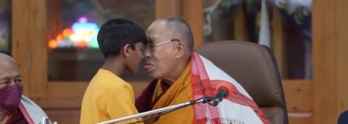 Далай-лама під час скандального моменту