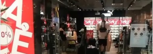 "Бизнес на крови": активисты разгромили магазин PUMA в Киеве (видео)