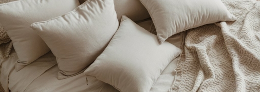 Со временем подушки желтеют, но с этим можно бороться (изображение создано с помощью ИИ)