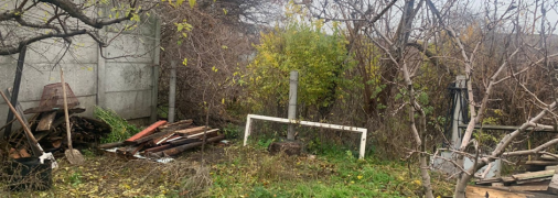 Закопав батька за будинком