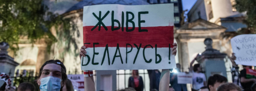 Со словами "Жыве Беларусь" поклонники оппозиции проходили антилукашеновские протесты