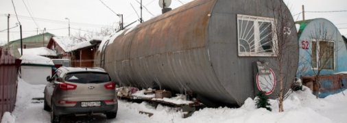 Бочки и полуразрушенные халупы вместо домов: как живут в городе с самыми высокими зарплатами в России (фото)