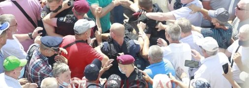 Ветераны МВД попытались прорваться в Раду: фото и видео столкновений