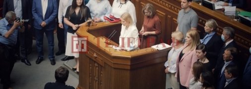 Министру обороны подарили женские туфли прямо на заседании Рады: в чем причина такого перформанса