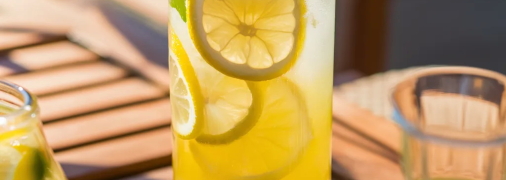 Этот лимонад прекрасно освежает в жару (изображение создано с помощью ИИ)