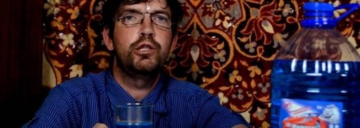 Денис Диркін робить "Голубу лагуну" з омивача для скла