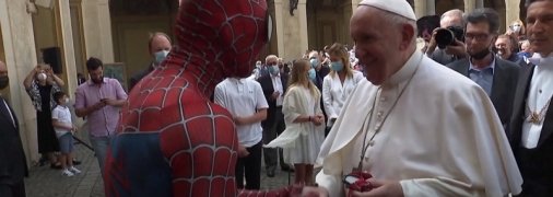 Папа римский встретился с Человеком-пауком и получил подарок (видео)