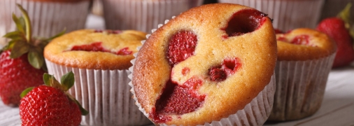 Легкие и пышные маффины с клубникой