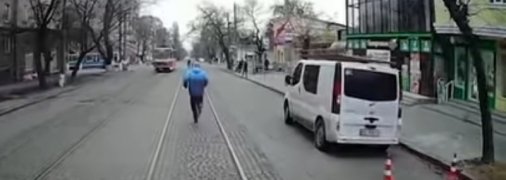 Украинец опоздал на трамвай и бегал с ним наперегонки, показывая водителю средний палец (видео)