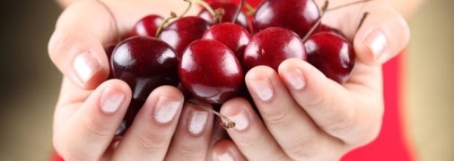 Як випрати плями вишні на одязі