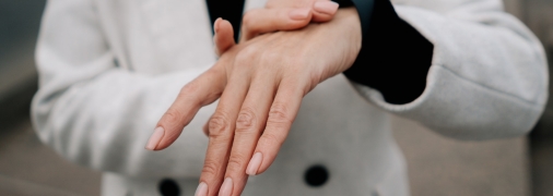 Трендовые цвета маникюра на осень 2023 - фото