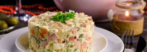 Олів'є можна подати у ресторанному вигляді - тоді ця страва точно прикрасить святковий стіл