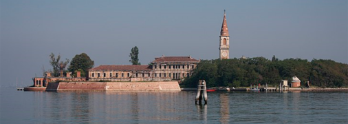 На безлюдному острові Повелья, що височіє серед лагун Венеціанської затоки, панує зловісна атмосфера