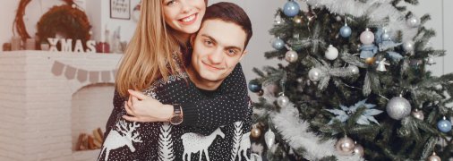 Чоловік тримає подарунок