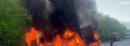 Под Хмельницким в аварии загорелись три автомобиля: много жертв (фото)