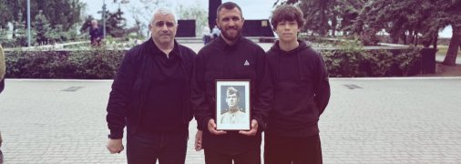 Василий Ломаченко с отцом и сыном