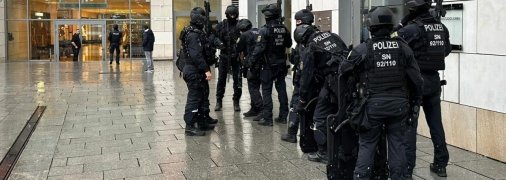 Правоохранители оцепили здание ТЦ, где скрылся стрелок