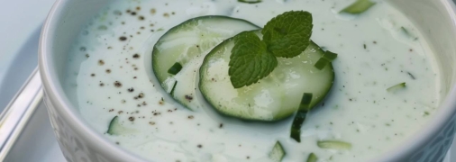 Этот суп прекрасно освежает в жару (изображение создано с помощью ИИ)