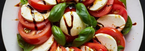 Цей салат стане вашим улюбленим влітку (зображення створено за допомогою ШІ)