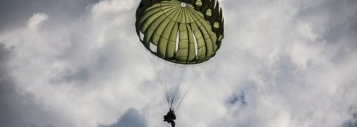 Парашютиста унесло в открытое море во время учений "Си бриз" (видео)