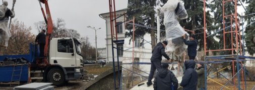 Установка памятника Григорию Сковороде в Полтаве