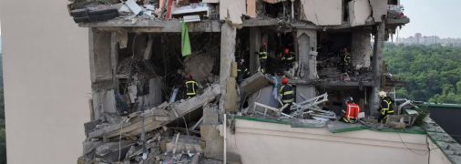 Ракетный удар по Киеву: бойцы ГСЧС завершили аварийно-спасательные работы