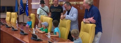 Дети, исполнившие гимн Украины перед дворовым футболом, встретились с игроками сборной