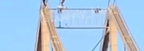 В Киеве самокатчики покатались на верхушке опоры моста: экстремальное видео