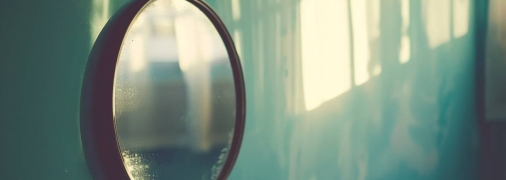 Помыть зеркало так, чтобы не было разводов, непростое дело (изображение создано с помощью ИИ)