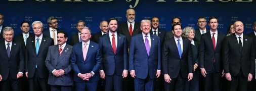 Общее фото на первом заседании Совета мира