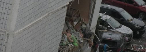 Маленькая девочка оказалась на краю разрушенной квартиры на третьем этаже, ее сняли с высоты спасатели