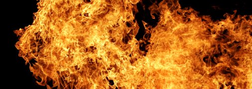 Пламя возвышается на несколько метров ввысь и уже перекинулось на авто