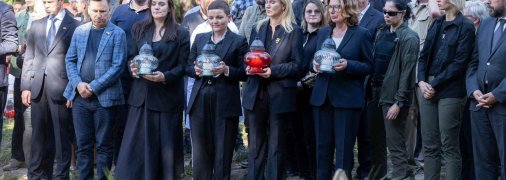 Елена Кондратюк на церемонии перезахоронения 42 останков, эксгумированных на территории бывшего села Пужники