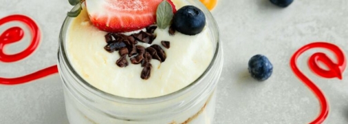 Молочный десерт с киви, клубникой и бананом