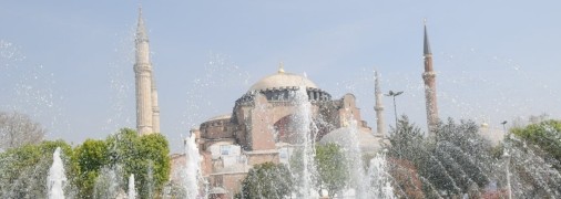 Свята Софія (Ая-Софія). З 2022 року колишній православний храм знову владою Туреччини перетворений у мечеть. З 1925 року указом президента Кемаля Ататюрка на його території був відкритий музей