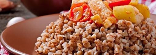 Пикантная гречневая каша с тунцом и огурцами