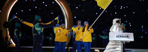 Сборная Украины во время парада наций на открытии Олимпиады в Милане