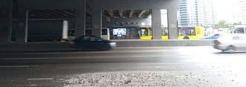 В Киеве части моста падают прямо на дорогу: появились фото