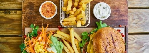 Диетолог назвала способ есть бургеры и чипсы без вреда здоровью