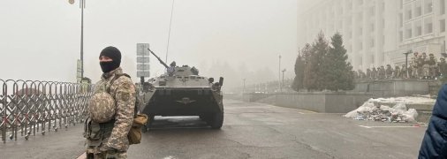 Утро в Алматы - вокруг акимата оцепление
