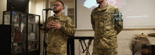 Юрій Сафронов, військовослужбовець «Культурні сили», виконавець синглу «Добровольці ТрО» (ліворуч) та автор слів Давид Стеблюк (праворуч)